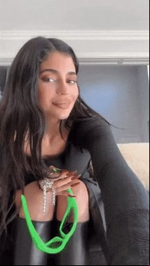 Sitting ravishing pretty in black (Via tiktok)